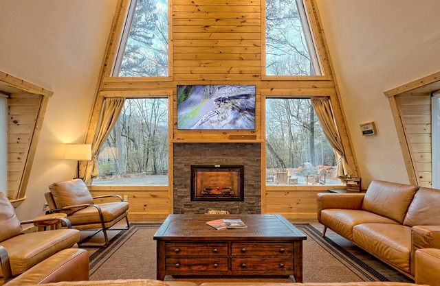 10 Min to Helen | Hot Tub, Mtn Views, Game Room