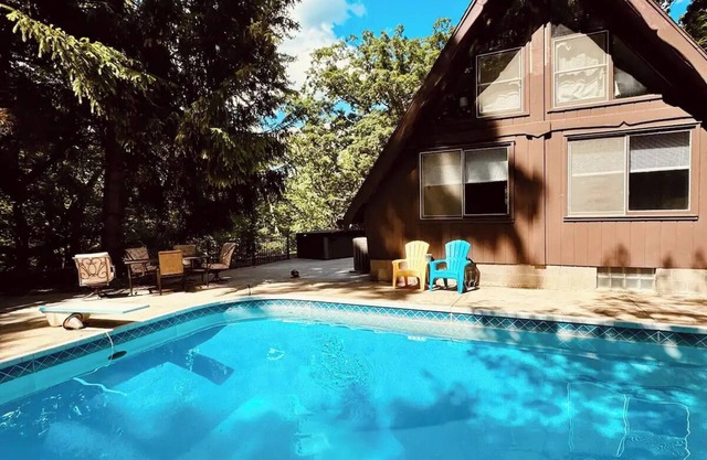 A-Frame Cozy Cabin / HOT TUB / Sleeps 6