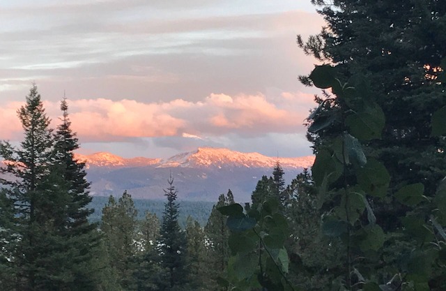 A-frame Alpenglow: Une escapade en montagne majestueuse.