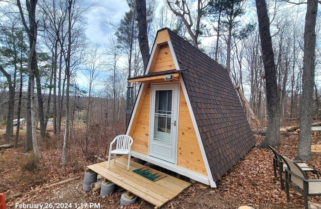 A-frame in the Brambles Cabin, Broadway, Virginia
