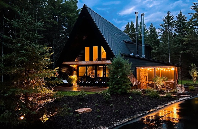 A-Frame in the woods 3-bedroom with loft in delightful Fish Creek with WiFi, AC
