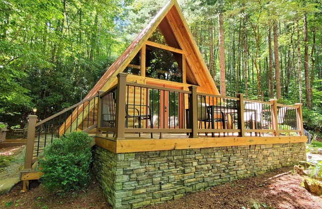 A-FRAME LOG CABIN IN THE WOODS! -WIFI, HOT TUB, CREEK, VUES, FOYER!