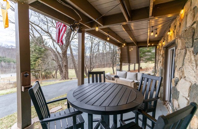 Charming 3BR Cottage, Long Range Views, Hot Tub, Fire Pit, Arcade, 2 miles from Downtown Boone