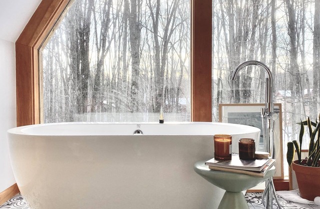A-frame with beautiful soaker tub over looking the trees