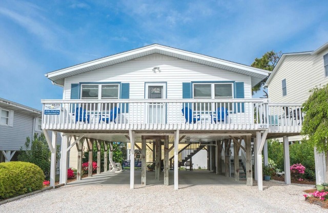 A GEM of a cottage 400 feet from the nearest beach access!