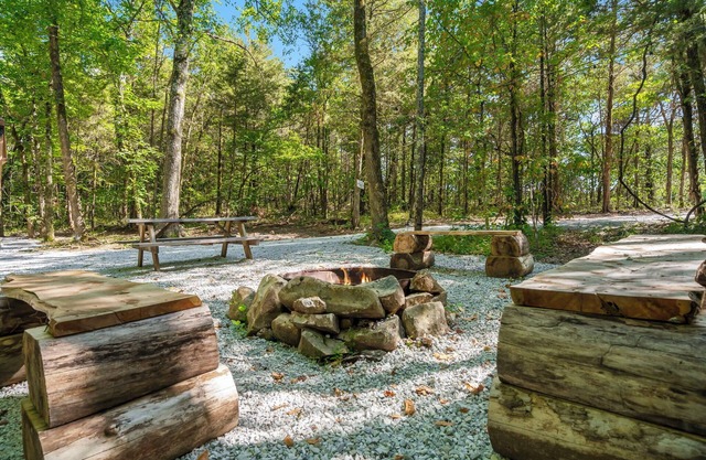 A Glamping Retreat in the Branson Countryside! Close to All Major Attractions