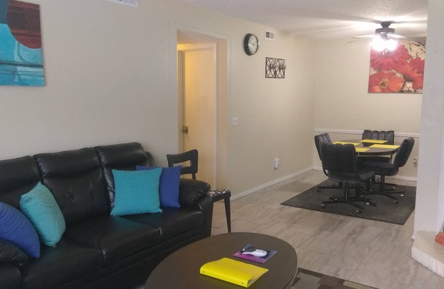 Une excellente trouvaille !! Remises pour ce condo charmant, propre, coloré et confortable 2B / 2B!
