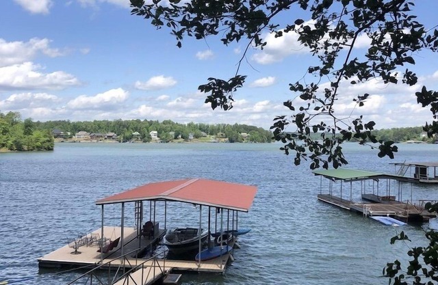 Un endroit heureux à quelques pas de l'eau profonde toute l'année sur Smith Lake emplacement idéal