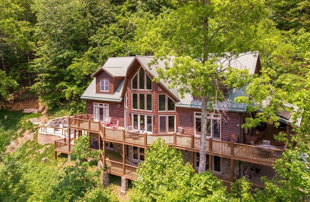 A High Country Retreat - Maison de luxe Boone sur 10 acres avec bain à remous et table de billard