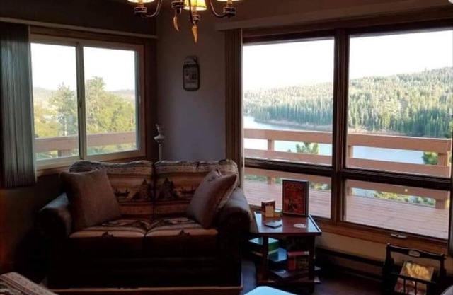 Une maison loin de chez eux avec vue sur le lac.