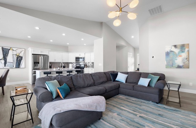 "A home away from home mixed with a luxury hotel." 3 min to canyon, game garage