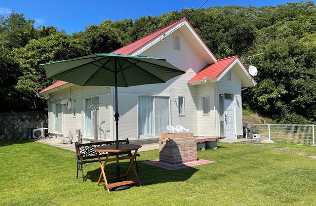 A house surrounded by mountains and overlooking th / Shozu-gun Kagawa