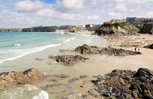 Une maison avec une vue imprenable sur la mer et un hébergement luxueux pouvant accueillir jusqu'à 8 personnes.