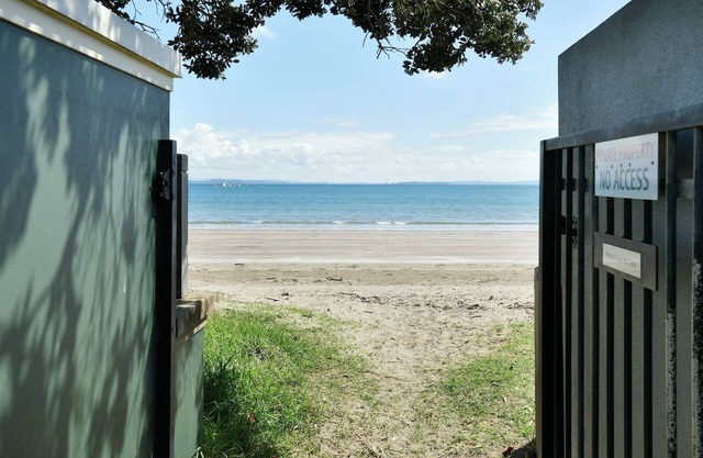 A Kiwi beachside holiday a couple of minutes walk to the sand ...