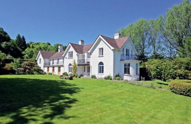 Une grande maison de campagne, parfaite pour les réunions d'amis et de familles.
