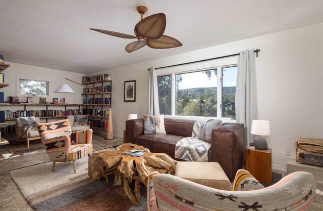 A large luxury red rock escape. Minutes from hiking! Pool, hot tub, and yoga