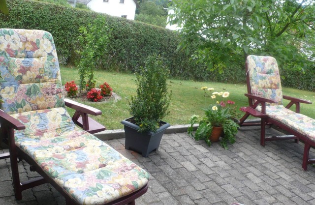 Une pelouse et une terrasse vous invitent à la flânerie et à la détente.