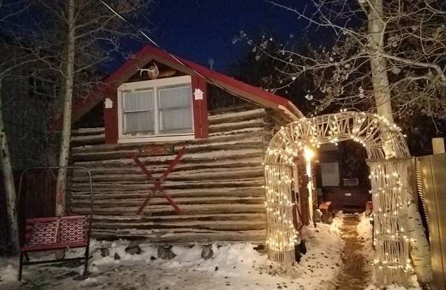 Une petite cabine avec bain à remous à Red Lodge, Montana.