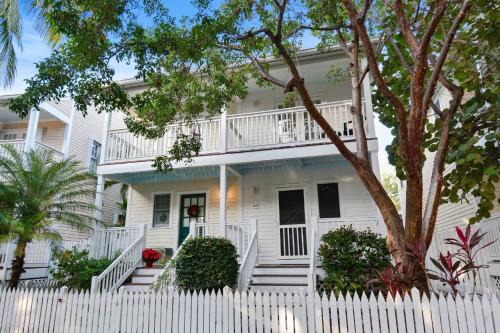 A Little Slice Of Paradise by AvantStay Communal Pool Screened in Porch Great Location Month Long Stays