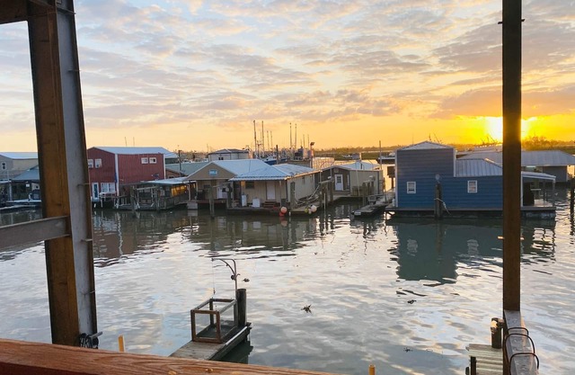 A+ Lodging in the ❤️ of Venice Marina w/ WIFI + Private Dock, Resort Lodging at Venice Marina
