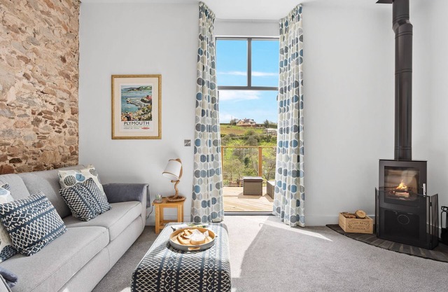 A lovely 4 bedroom barn conversion with garden and hot tub close to Torbay's beaches, Brixham, Stoke