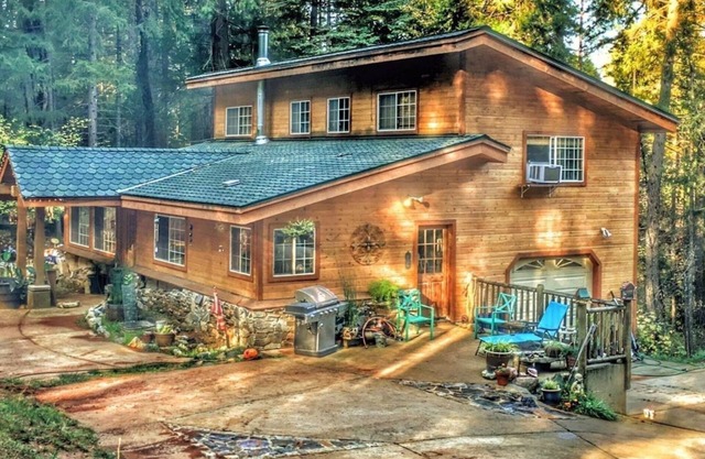 Une belle maison de cabine avec deux suites de maître.