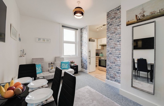 A lovely flat just minutes walk from the Historic Dockyard and seafront