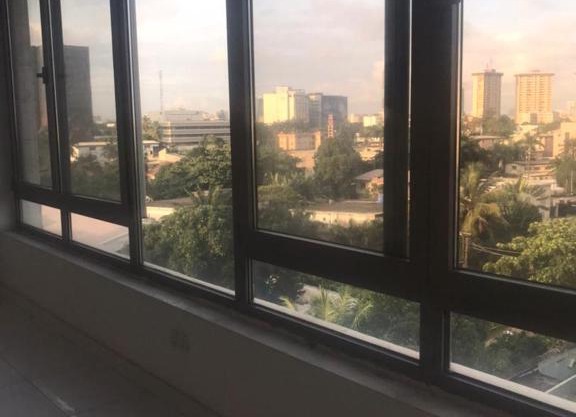 A lovely private room in an apartment with a swimming pool & gym facility