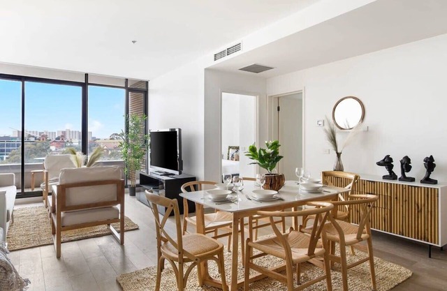 A Lux 2BR Apt Next to Melbourne Uni, FREE Parking
