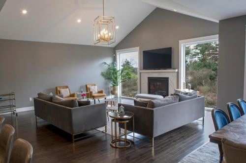 A luxurious 6 Bedfroom Family-Friendly House