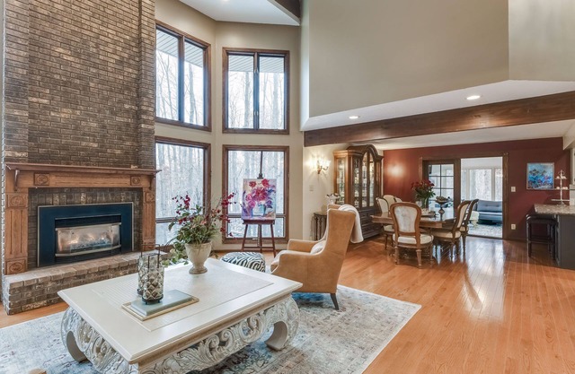 Massive 4 Acre Estate. Nature & Distinctive Design 15 min from MSP