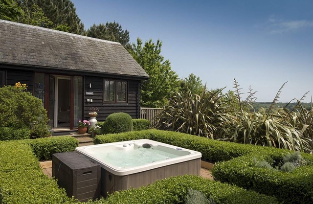 Une retraite gîte de luxe pour deux personnes, avec piscine intérieure et bain à remous.