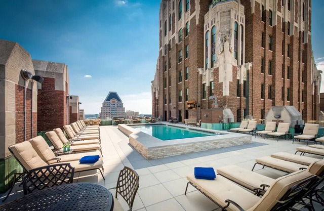 A Luxury Downtown 1-Bedroom w/ a Roof Top pool & Spectacular View