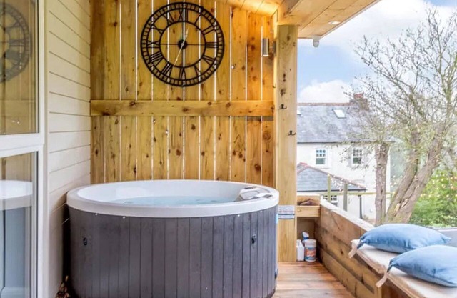 A luxury garden lodge with HOT-TUB, sun terrace - sleeps up to 6 guests