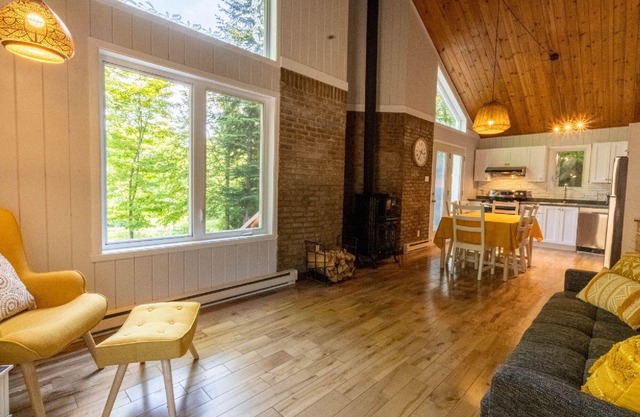 Un magnifique chalet rustique, rénové au goût du jour où règne la tranquillité.