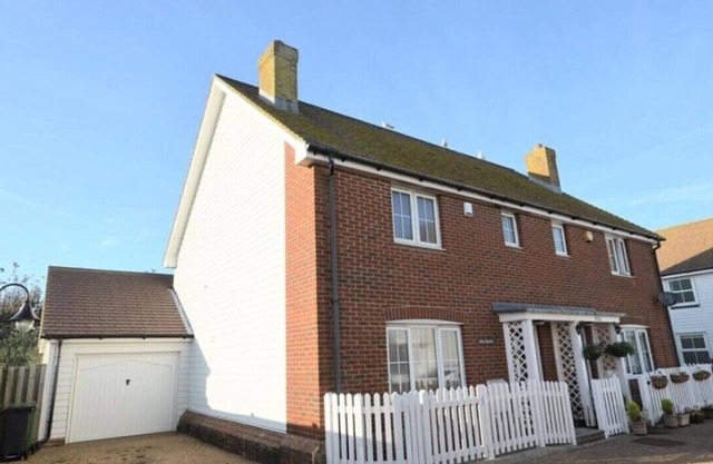 Une maison moderne de 3 chambres doubles à Camber, Rye près des dunes de sable et de la plage.