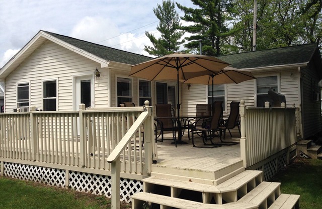 Une maison familiale moderne donnant sur le lac Huron sur une grande plage de sable.