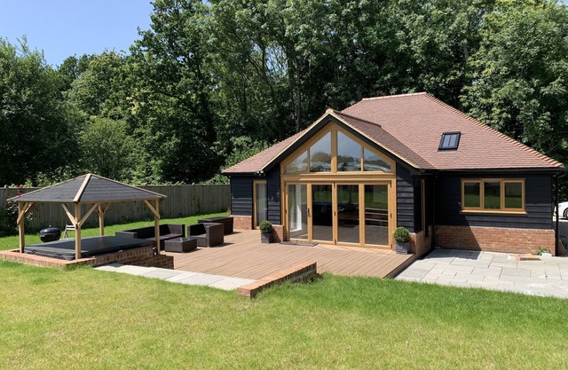 Bungalow de luxe moderne, nouvellement construit, situé dans une partie rurale du Kent.