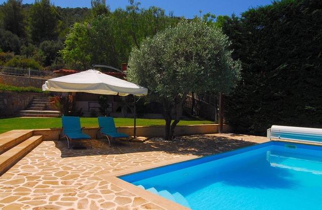 Un endroit paisible moderne avec une piscine privée, jardin et barbecue