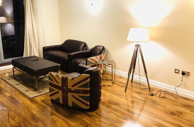 Un appartement moderne au bord d'une rivière
