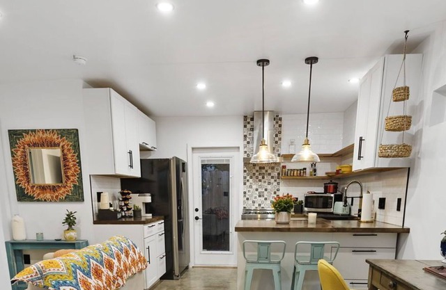 A new detached guesthouse! Charming, quiet, safe, and close to everything!