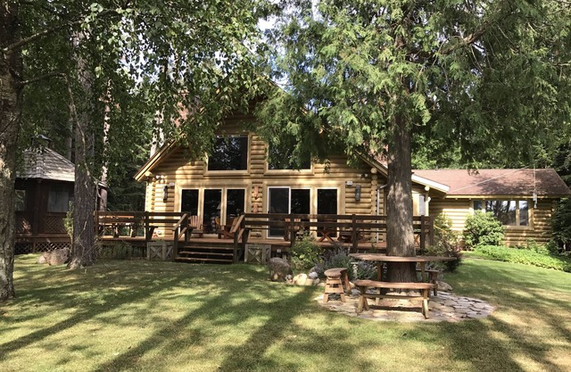 Un Northwoods Shangri-la / Jagdschloss Four Mile Lake / Un extraordinaire 83 acres