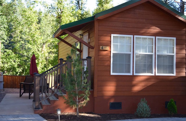 Une cabine d'une chambre et d'une salle de bains donnant sur Christopher Creek.