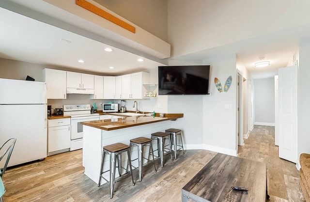 Une paire de cottages avec vue sur la baie avec câble et Wi-Fi gratuit - marchez 2 pâtés de maisons jusqu'à la plage!
