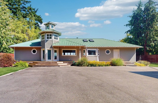 A panoramic Pacific Northwest retreat with unforgettable views