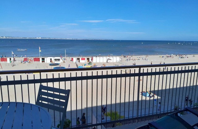 Une vue panoramique sur la plage du Nau et la mer, refait à neuf et chaleureux.