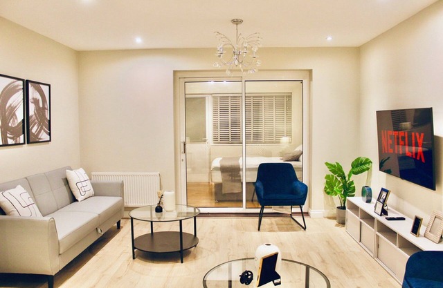 Une maison paisible avec un jardin