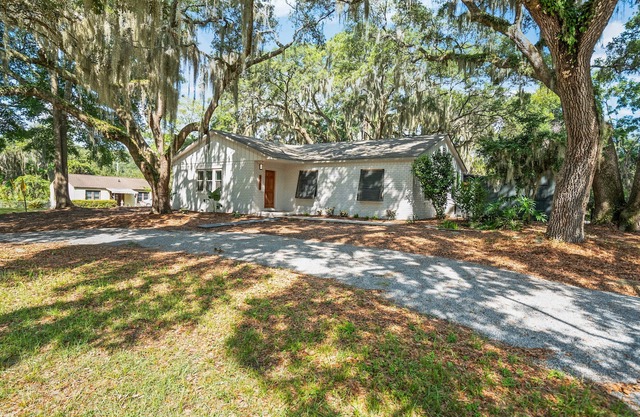 A Peaceful, Lowcountry Artist's Retreat