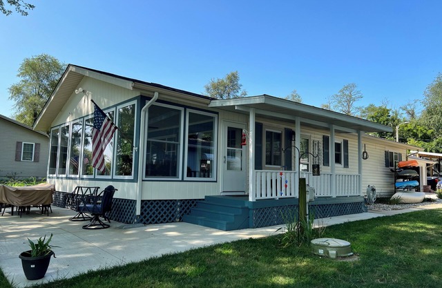 A peaceful retreat, comfortable environment to relax on Lake Shafer