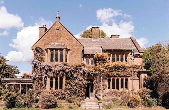 A Perfect Getaway on a Historic English Estate With a Private Swimming Pool